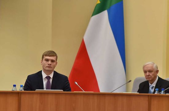 Валентин Коновалов и Валерий Усатюк на сессии парламента Хакасии. Фото Александра Колбасова